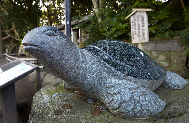 ウミガメの石像